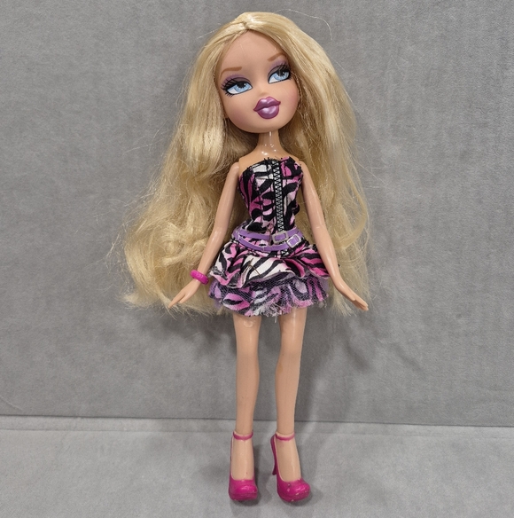 MGA Entertainment Other - Bratz doll MGA Entertainment with a bracelet strawberry blonde hair Y2K vintage